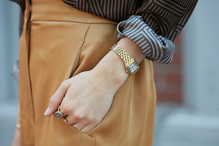 Woman with yellow gold Cartier watch